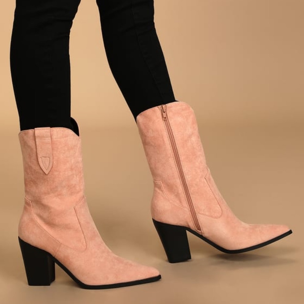 Lulu’s boots 🌸